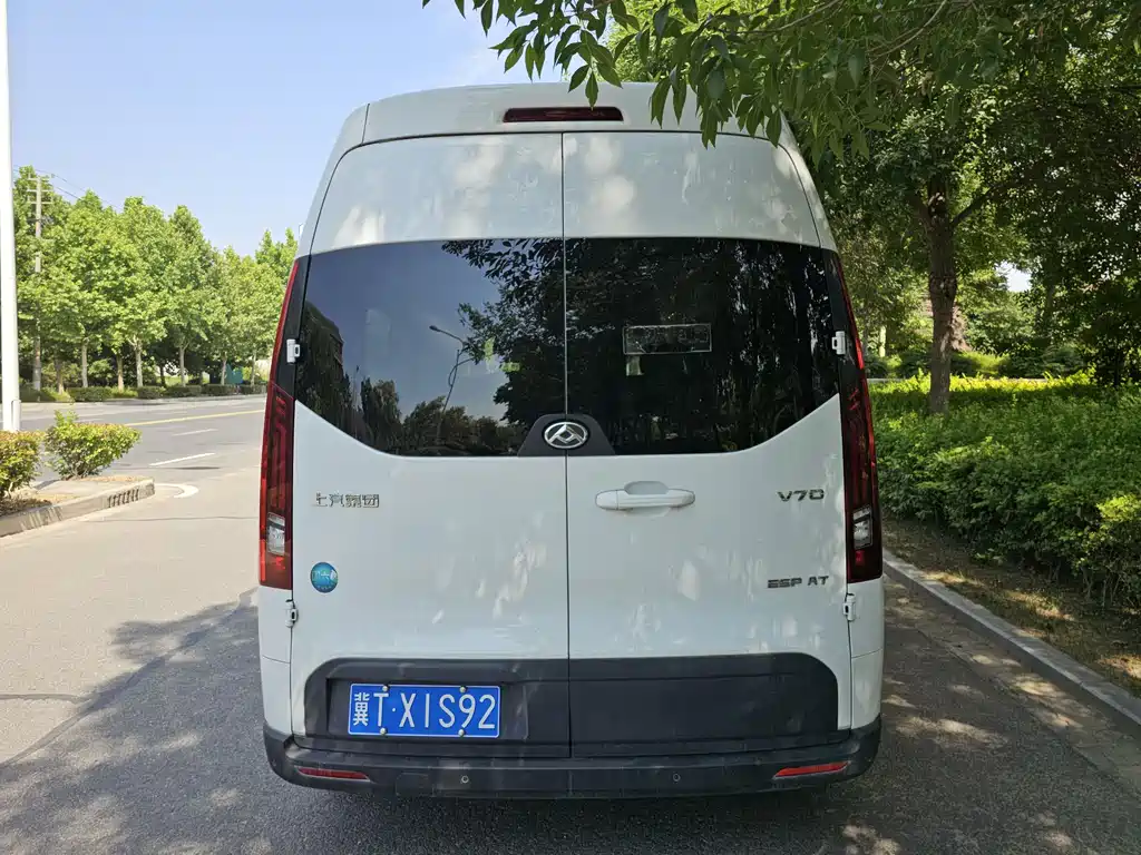 Xintu V70 新途V70 2023款 2.0 T 精英版 自动长轴中顶 6/7座