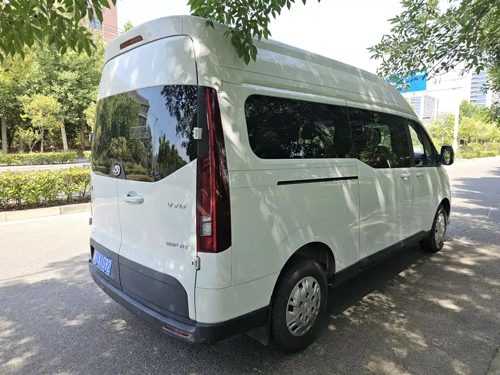 Xintu V70 新途V70 2023款 2.0 T 精英版 自动长轴中顶 6/7座