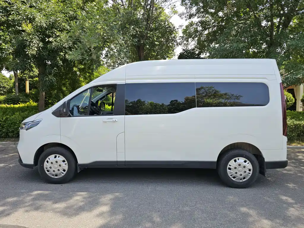 Xintu V70 新途V70 2023款 2.0 T 精英版 自动长轴中顶 6/7座