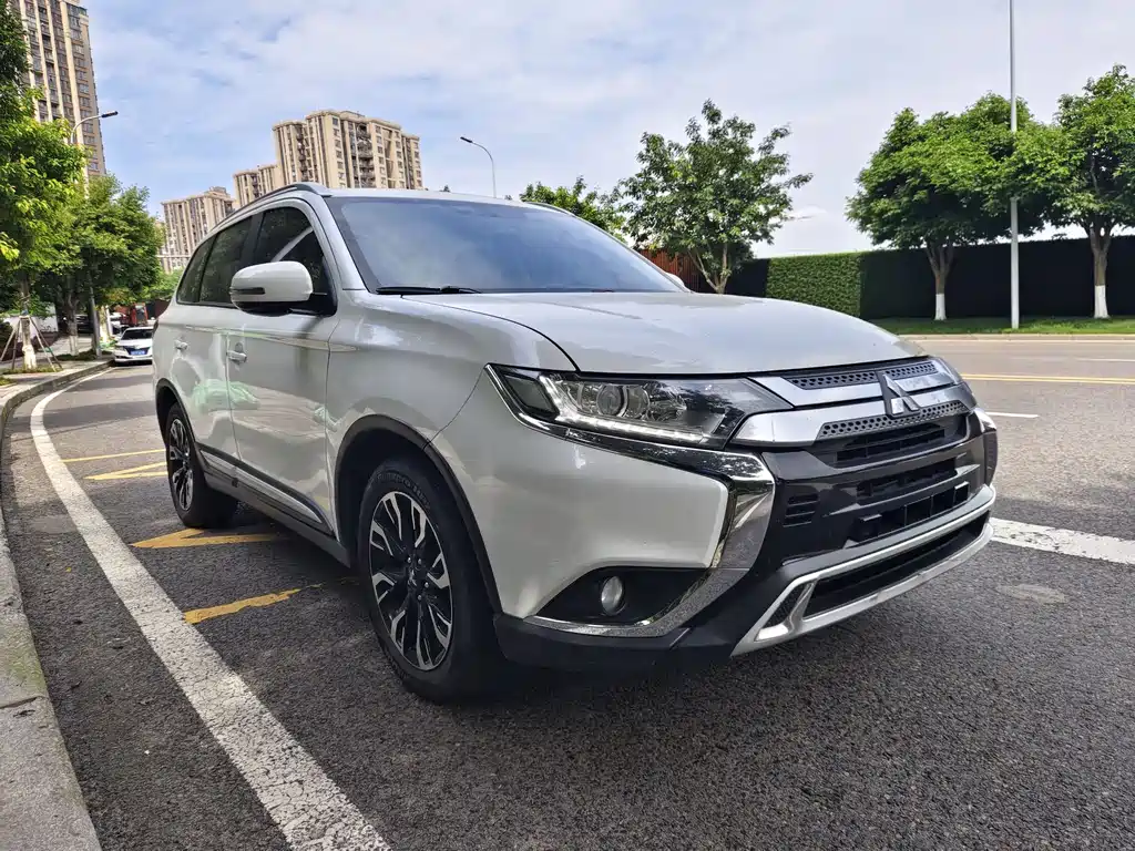 Outlander 2.0 L 2 WD Smooth Enjoyment 5-seat CN-VI