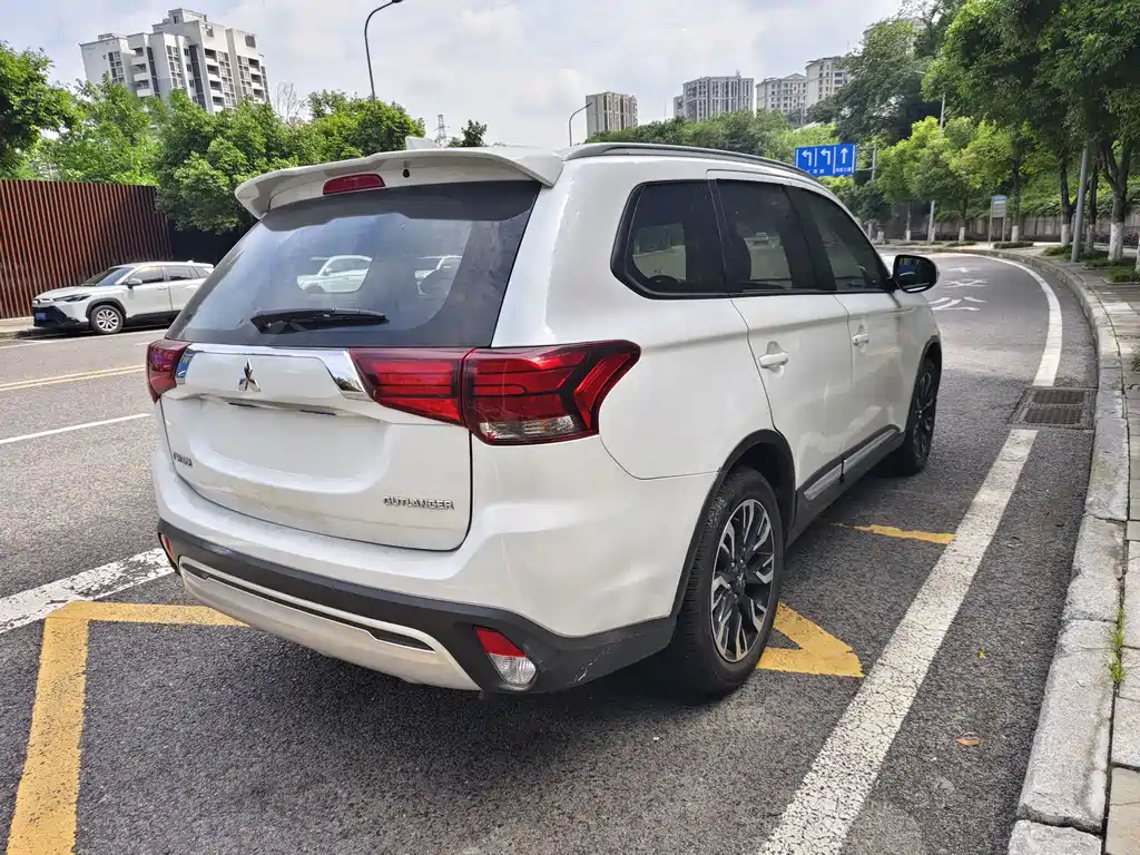 Outlander 2.0 L 2 WD Smooth Enjoyment 5-seat CN-VI