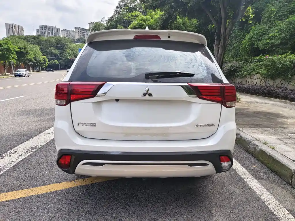 Outlander 2.0 L 2 WD Smooth Enjoyment 5-seat CN-VI