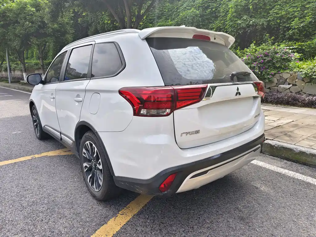 Outlander 2.0 L 2 WD Smooth Enjoyment 5-seat CN-VI