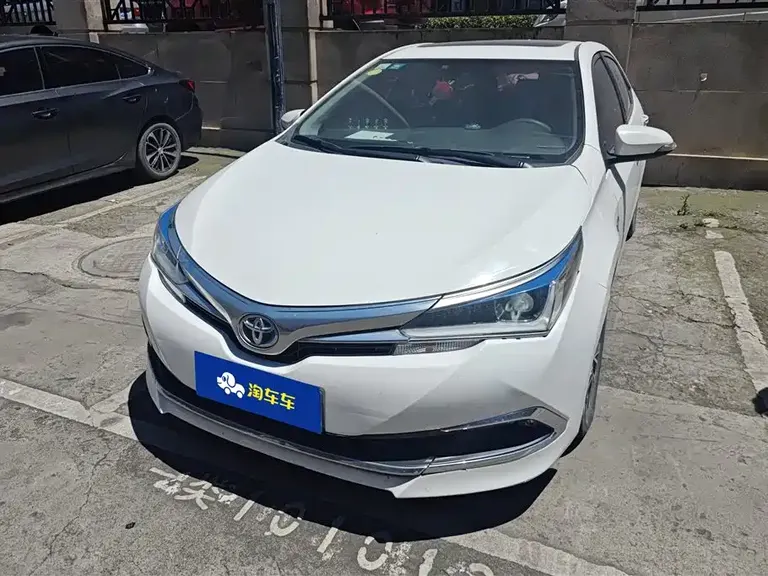 Toyota Corolla Facelift Dual Engine 1.8 L E-CVT Leading