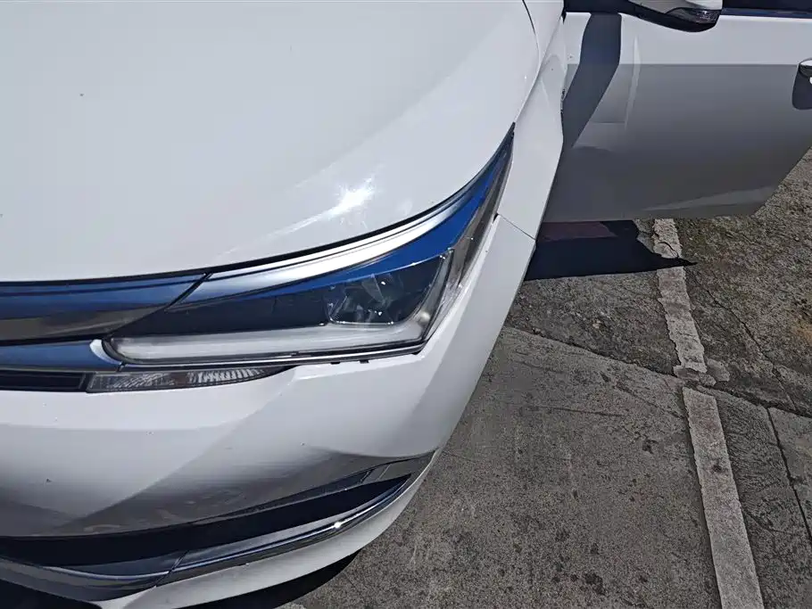 Corolla Facelift Dual Engine 1.8 L E-CVT Leading