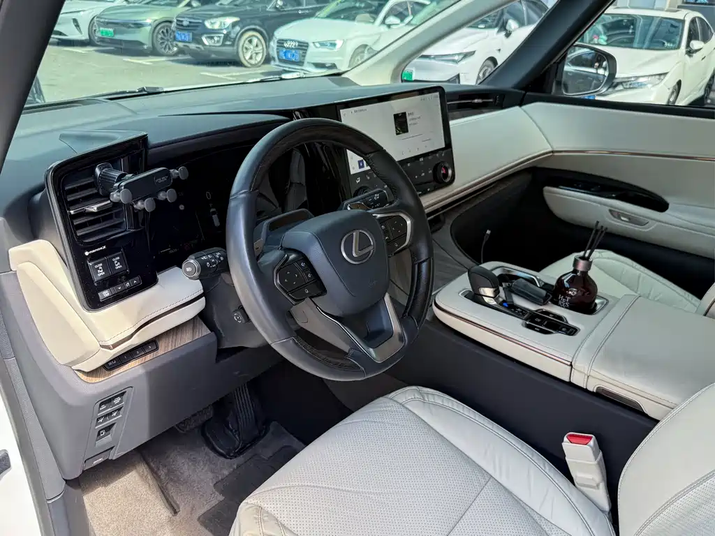 Lexus LM 350 h 7-seat Elegant