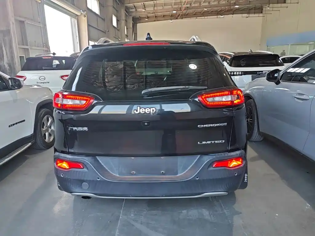 Cherokee 2.0 L Superior