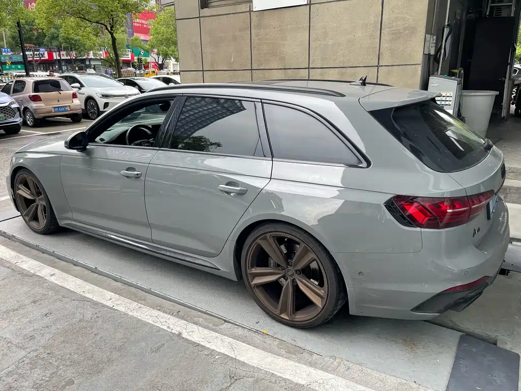 Audi RS 4 RS4 Avant Dark Gold