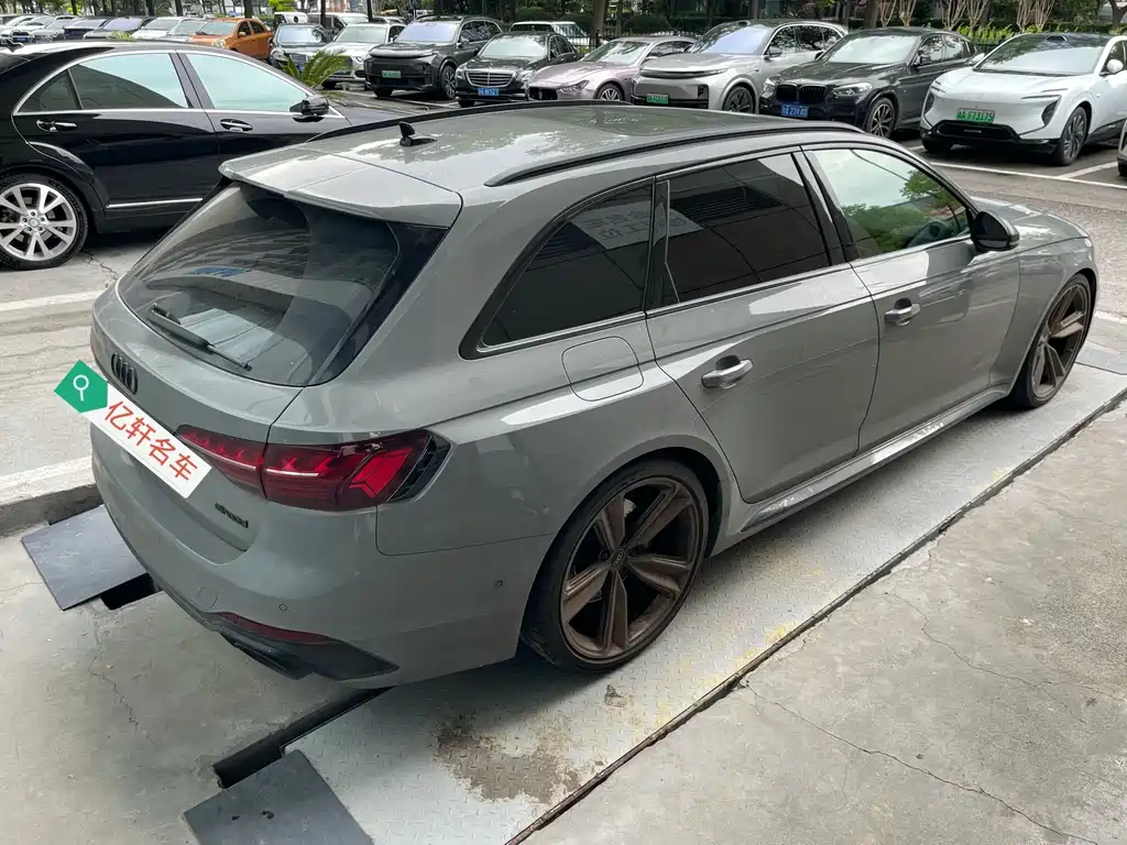 Audi RS 4 RS4 Avant Dark Gold