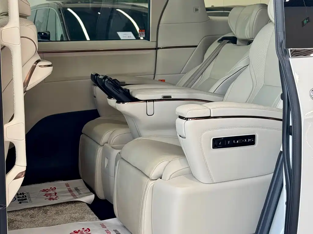 Lexus LM 500 h 6-seat Supreme