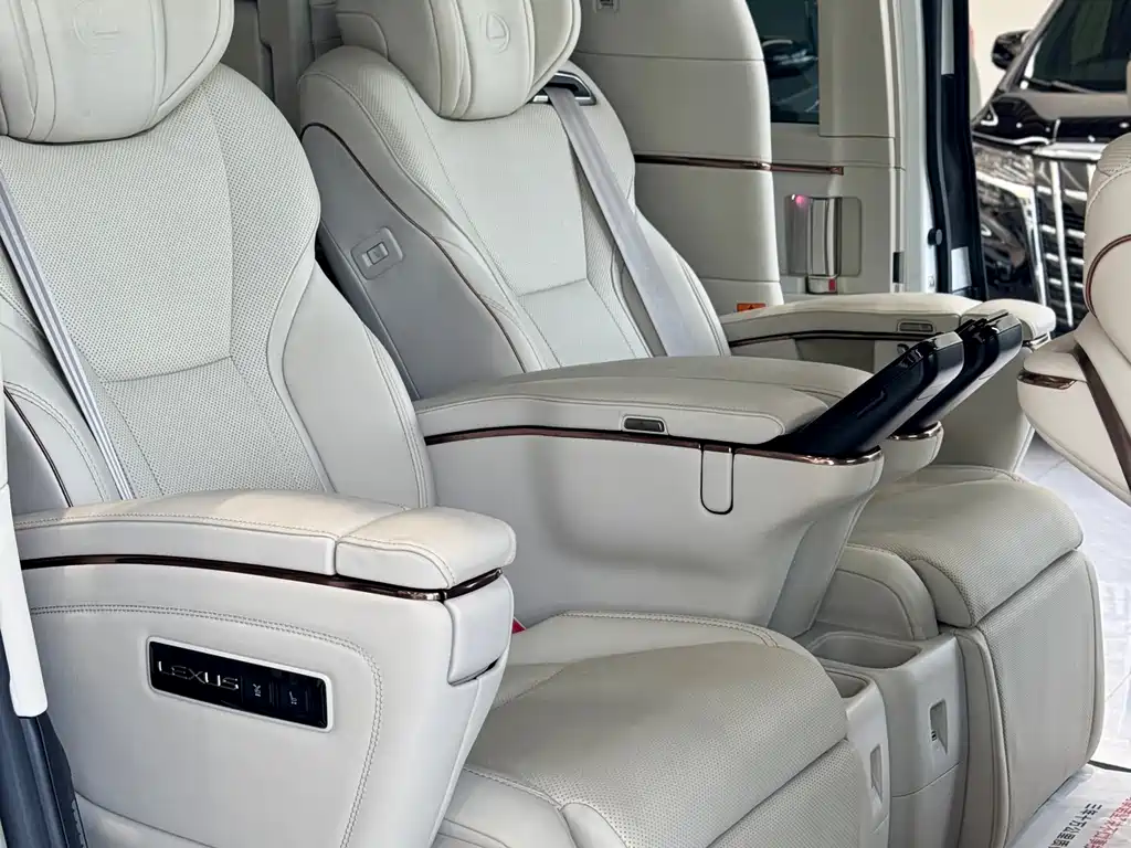 Lexus LM 500 h 6-seat Supreme