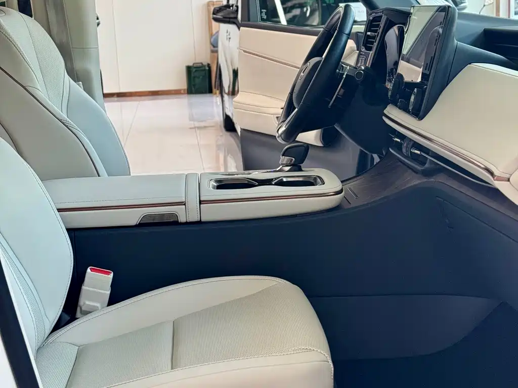 Lexus LM 500 h 6-seat Supreme