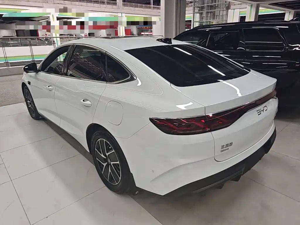 Qin L DM-i Smart Drive 120 KM Leading