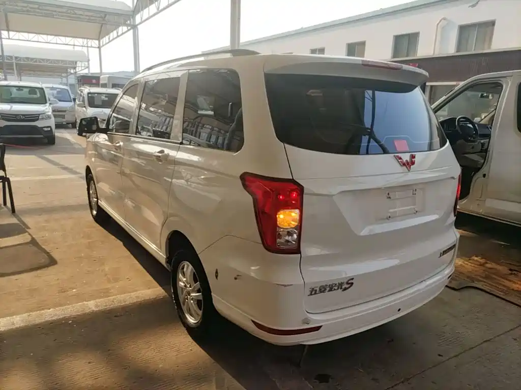 Wuling Hongguang Facelift 1.5 L S Standard Electric Assist LAR