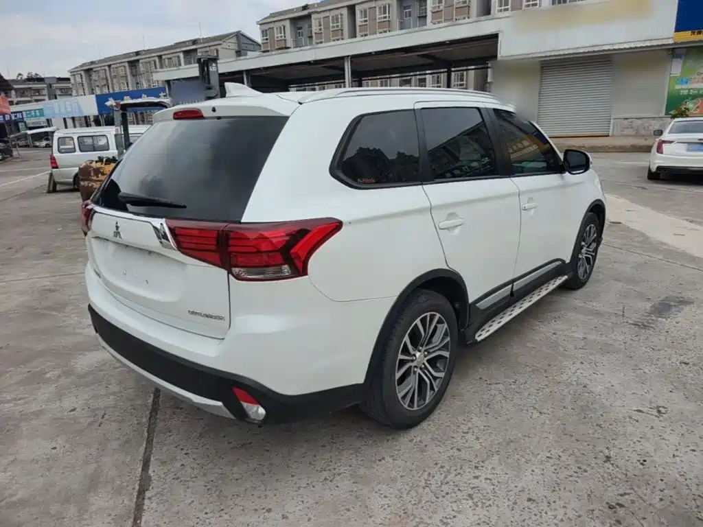 Outlander 2.0 L 2 WD Glory 5-seat