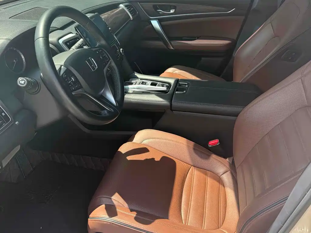 Honda UR-V 370 TURBO 4 WD Honor Shine CN-V