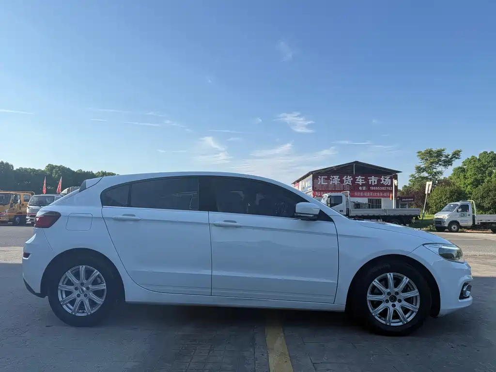 Qoros 3 观致3 2016款 两厢 1.6 L 自动致悦型