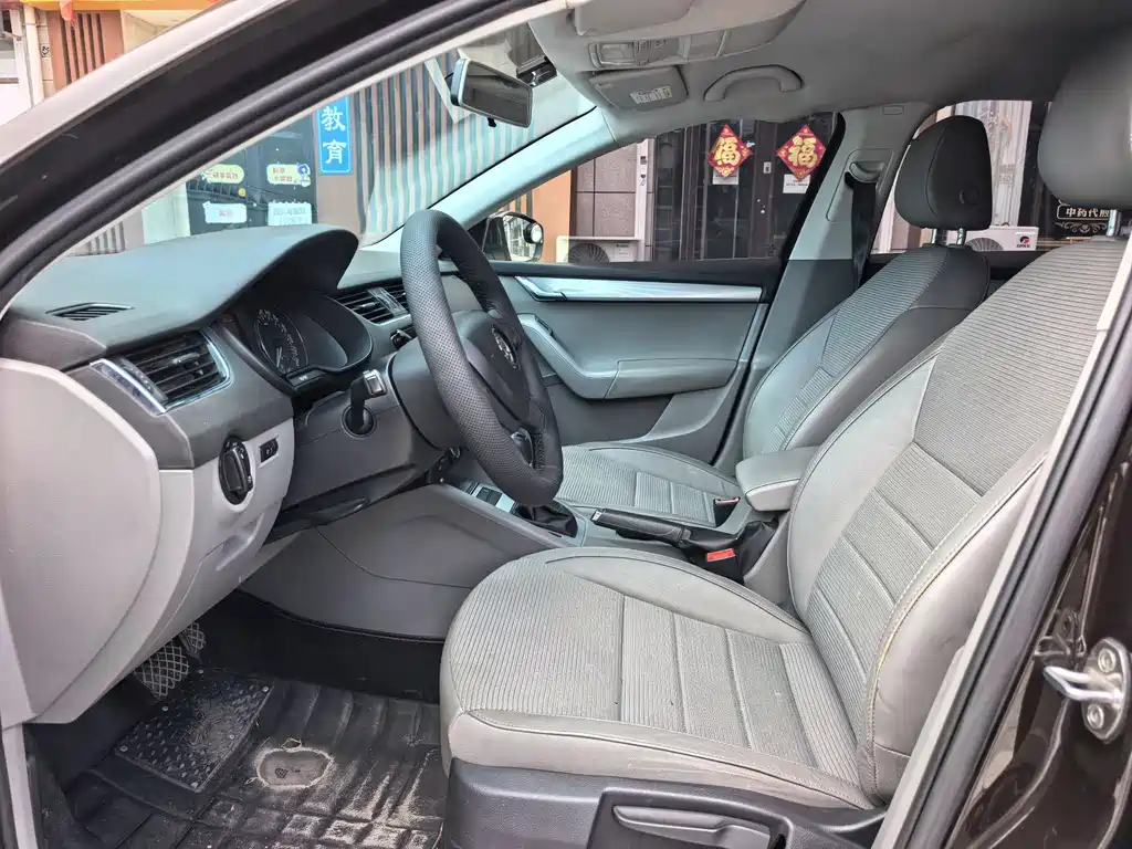 Octavia 1.6 L Auto Yijie