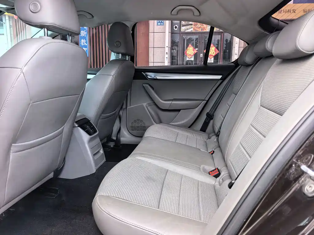 Octavia 1.6 L Auto Yijie