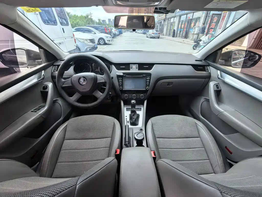 Octavia 1.6 L Auto Yijie