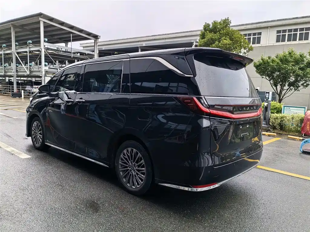 Lexus LM 500 h 6-seat Supreme