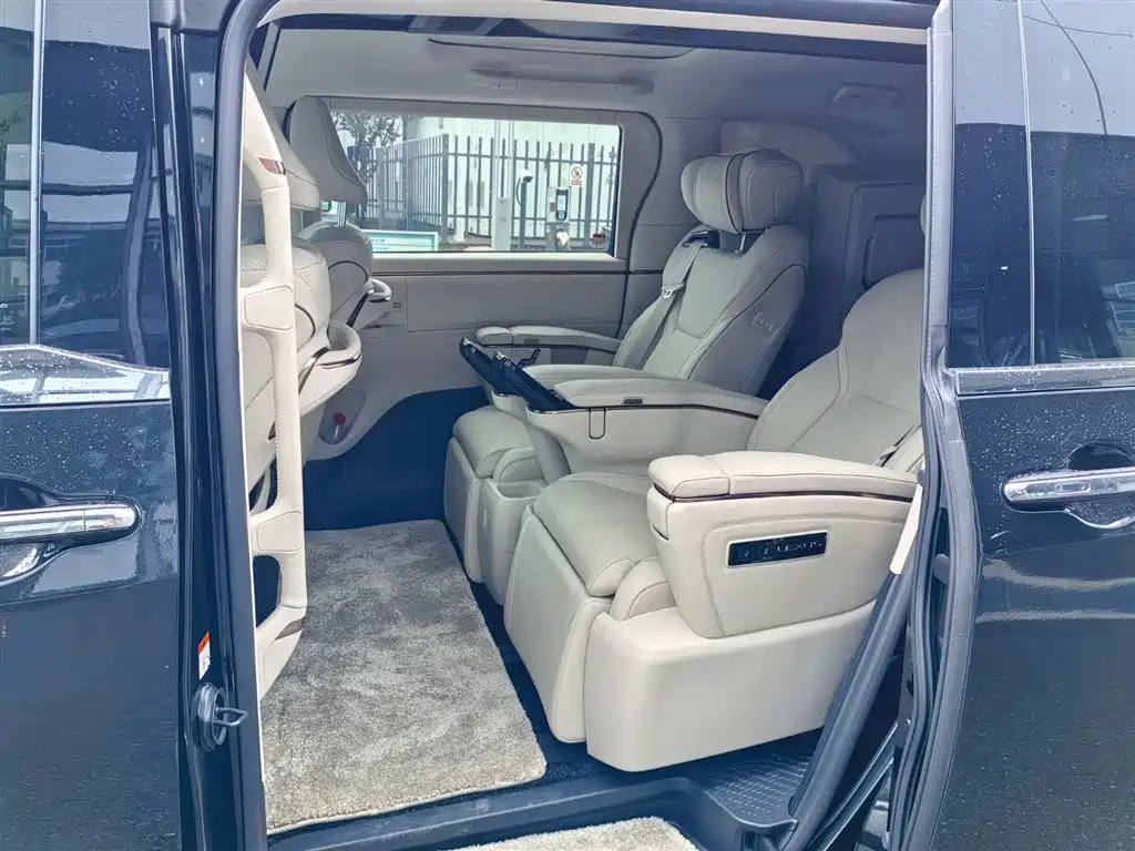 Lexus LM 500 h 6-seat Supreme