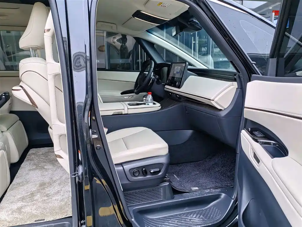 Lexus LM 500 h 6-seat Supreme