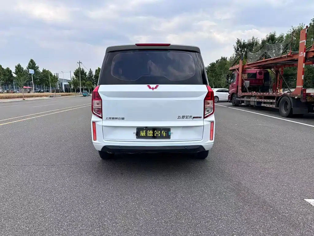 Wuling Hongguang PLUS 1.5 T Manual Comfort 7-seat