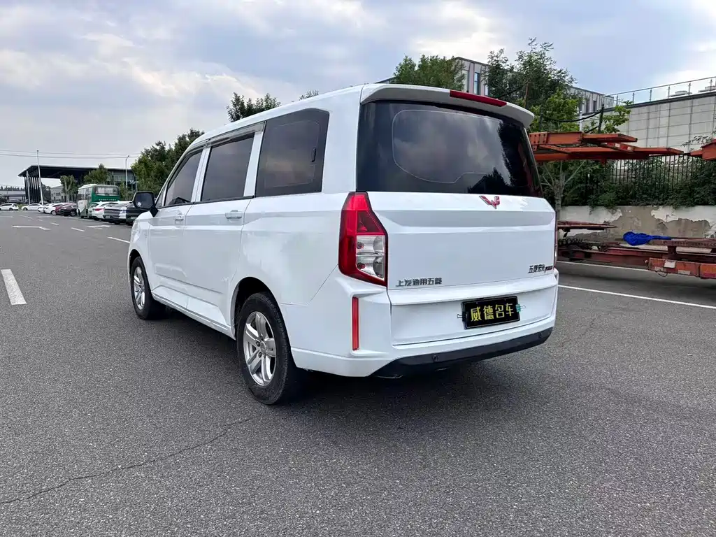 Wuling Hongguang PLUS 1.5 T Manual Comfort 7-seat