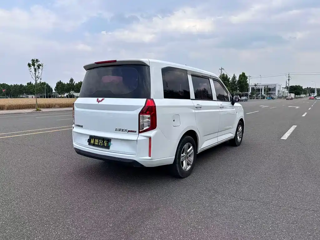 Wuling Hongguang PLUS 1.5 T Manual Comfort 7-seat