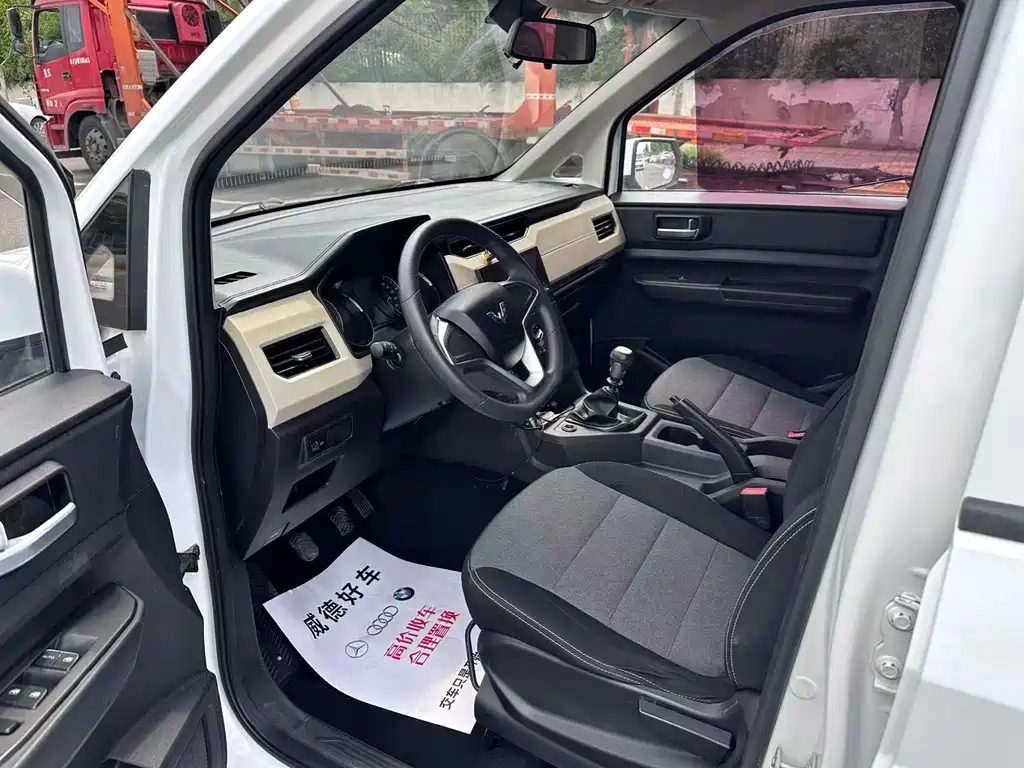 Wuling Hongguang PLUS 1.5 T Manual Comfort 7-seat