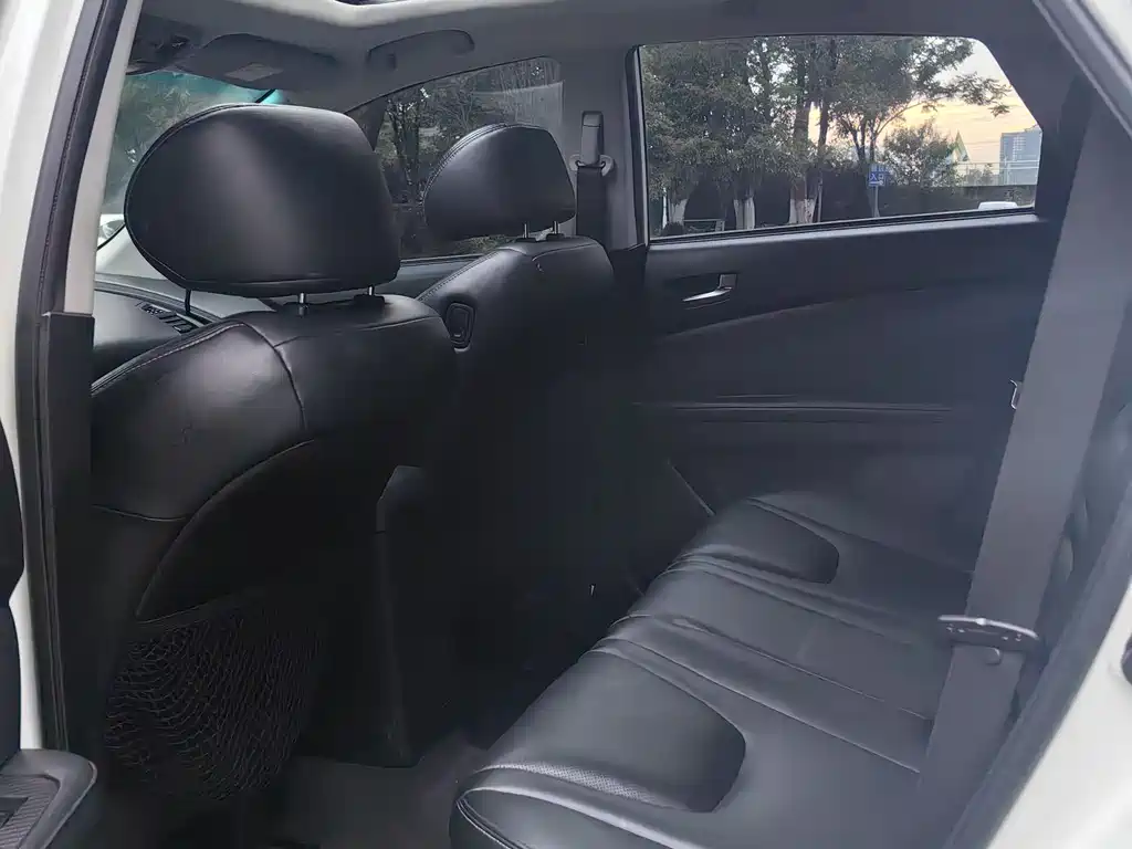 URX 6 SUV 1.8 T Fashion
