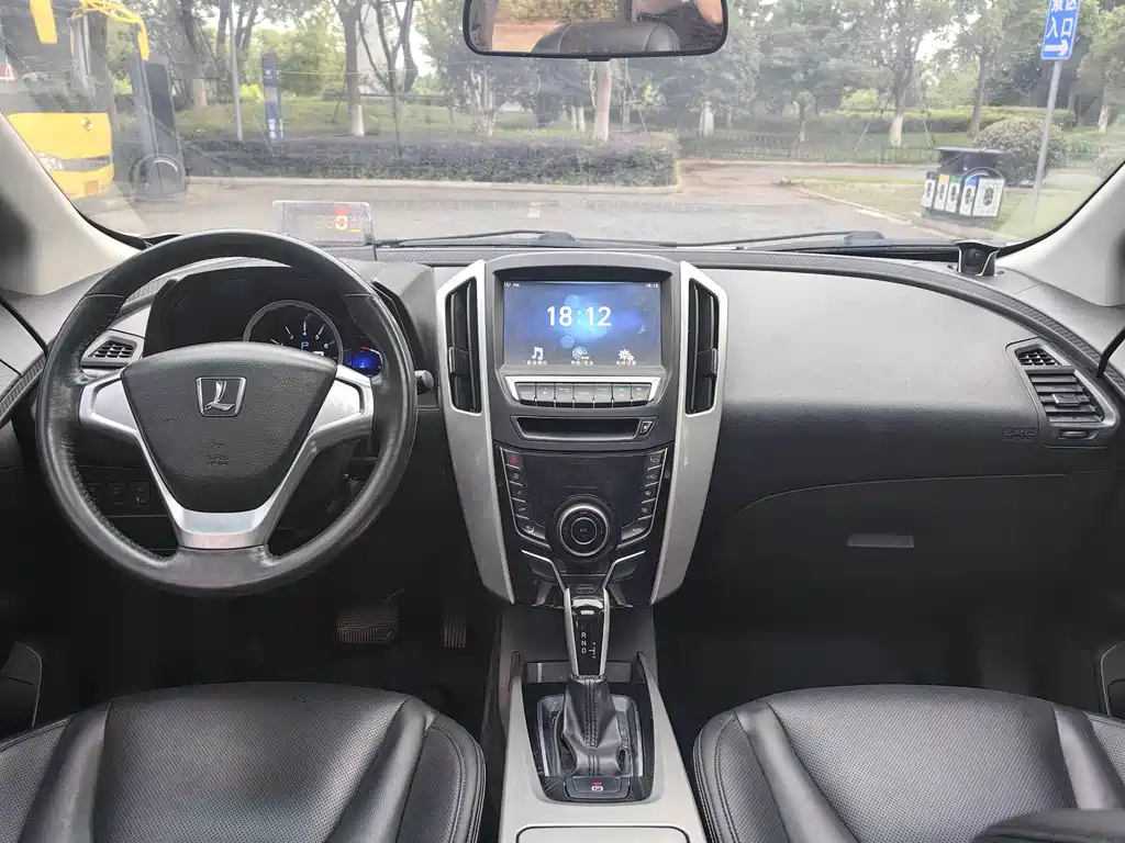 URX 6 SUV 1.8 T Fashion