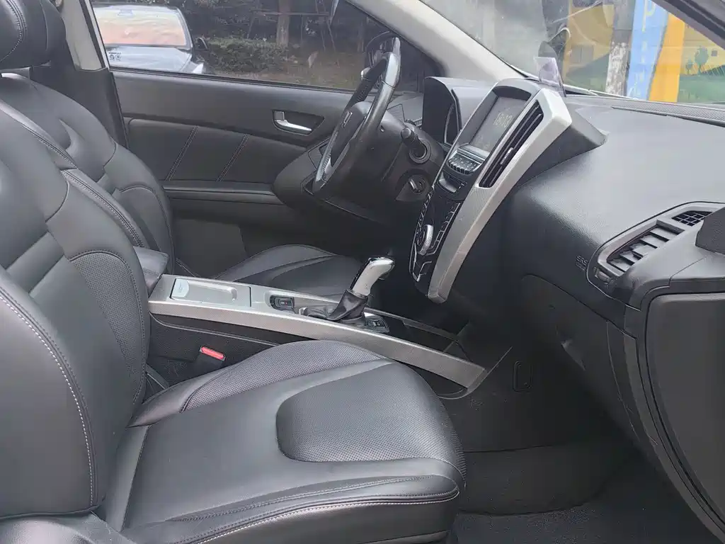 URX 6 SUV 1.8 T Fashion