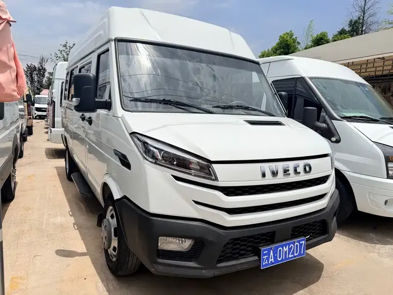 Iveco Deyi 依维柯得意 2023款 2.5 T A37 M1长轴中顶双胎侧拉门5-9座