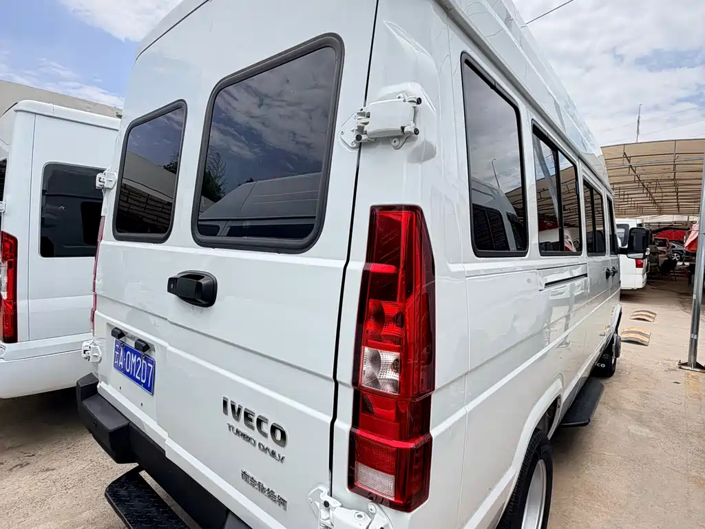 Iveco Deyi 依维柯得意 2023款 2.5 T A37 M1长轴中顶双胎侧拉门5-9座