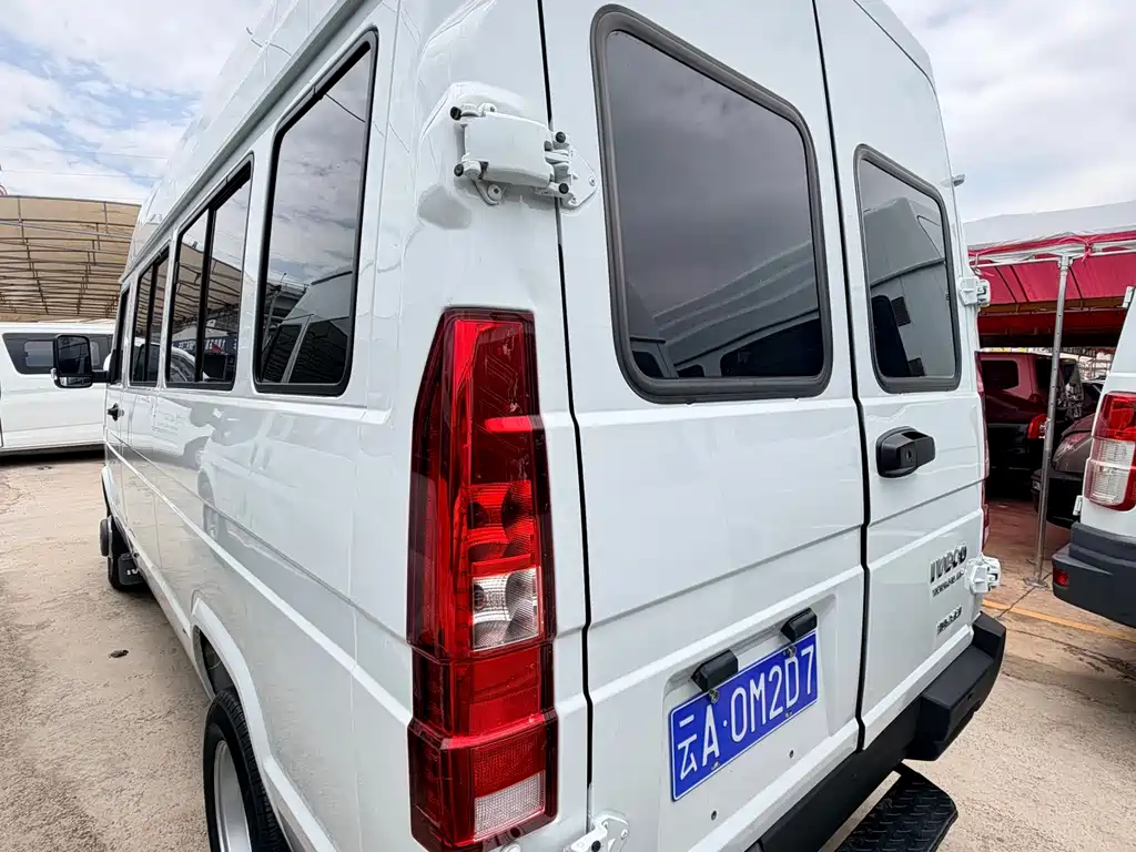 Iveco Deyi 依维柯得意 2023款 2.5 T A37 M1长轴中顶双胎侧拉门5-9座