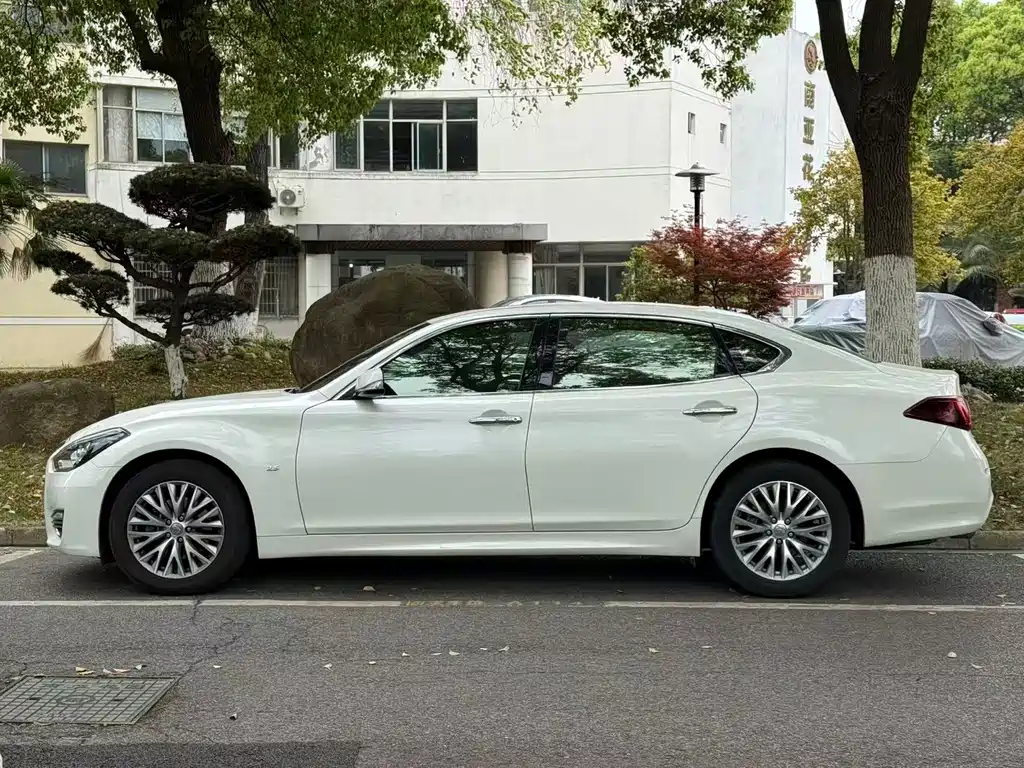 Infiniti Q70 Q70 L 2.5 L Elite
