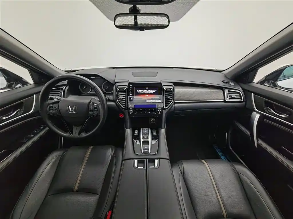Honda UR-V 370 TURBO 2 WD Graceful
