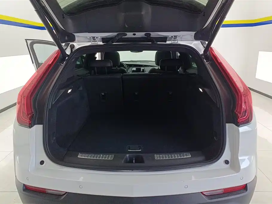 Cadillac XT4 28 T 2 WD Leading