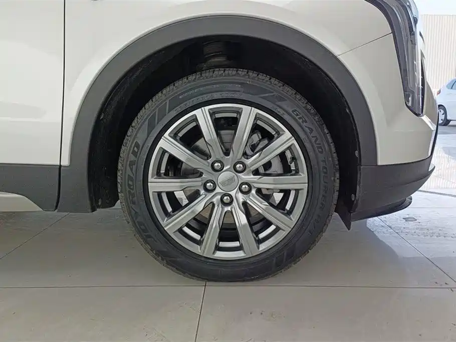 Cadillac XT4 28 T 2 WD Leading
