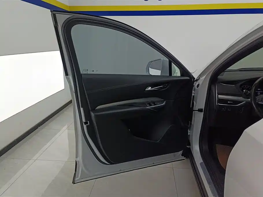 Cadillac XT4 28 T 2 WD Leading