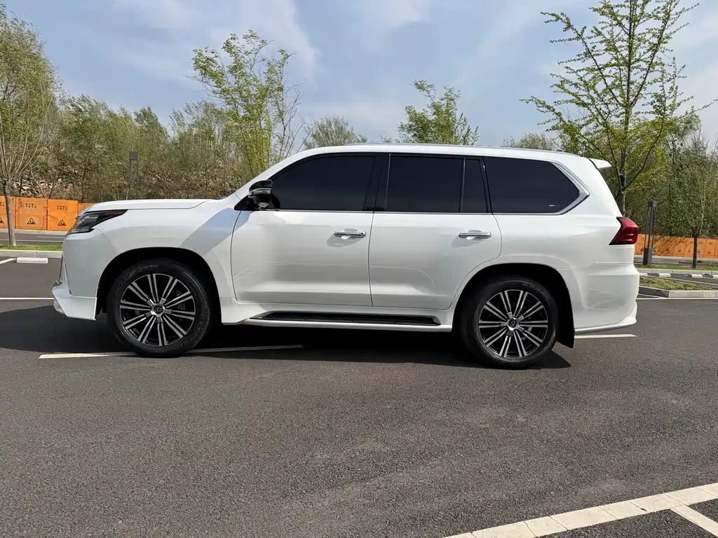 Lexus LX 570 Peak Special Edition