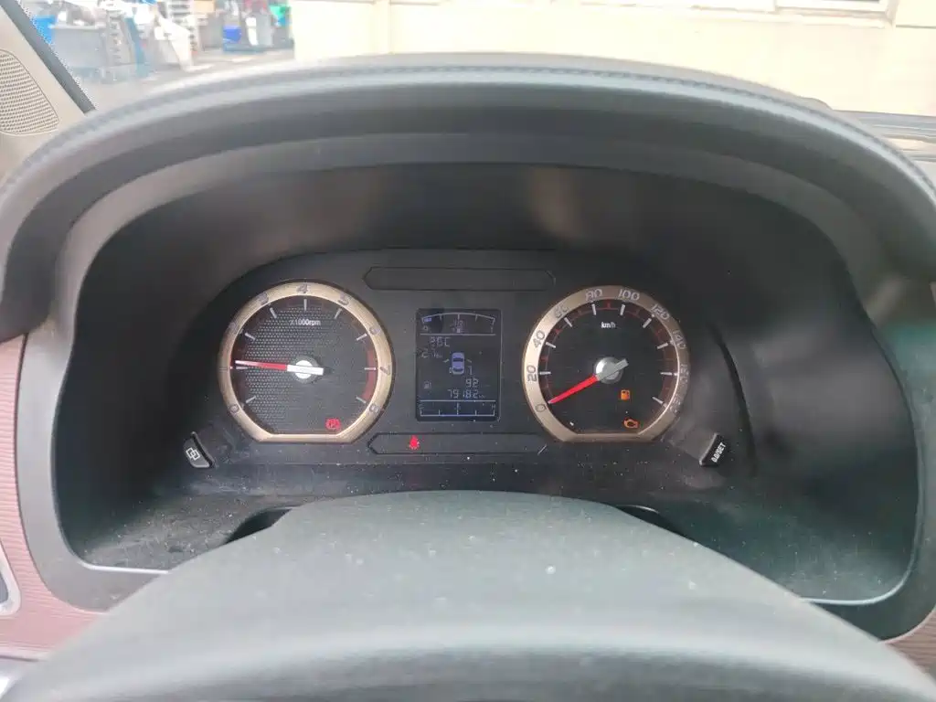 Lingzhi M5 L 1.6 L 7-seat Luxury CN-VI