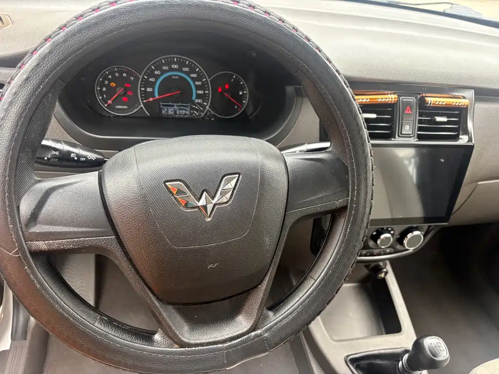 Wuling Rongguang V 五菱荣光V 2019款 1.5 L标准型国VI LAR