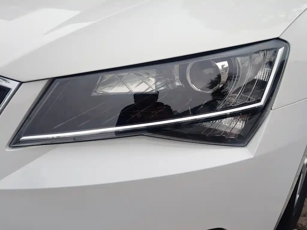 Superb TSI280 DSG Forward