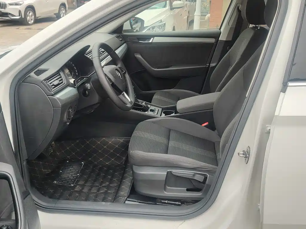 Superb TSI280 DSG Forward