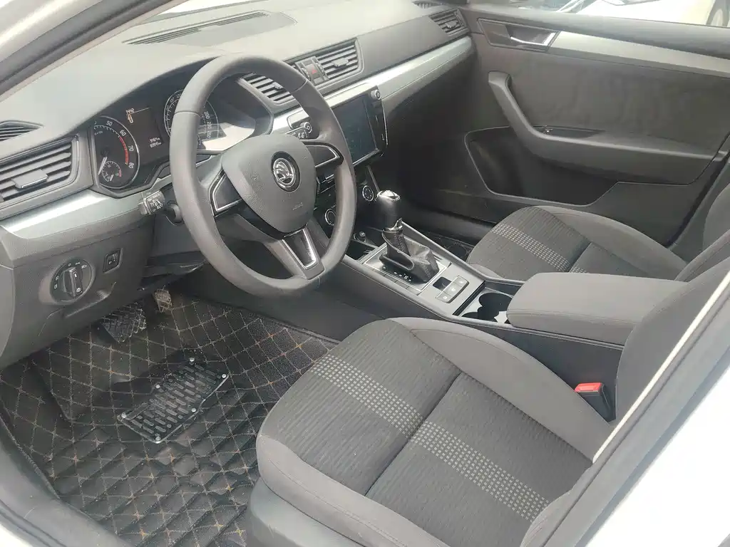 Superb TSI280 DSG Forward