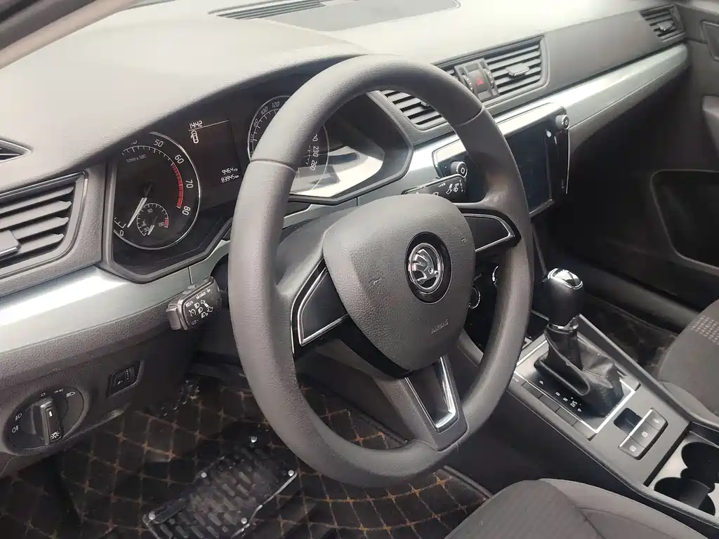 Superb TSI280 DSG Forward