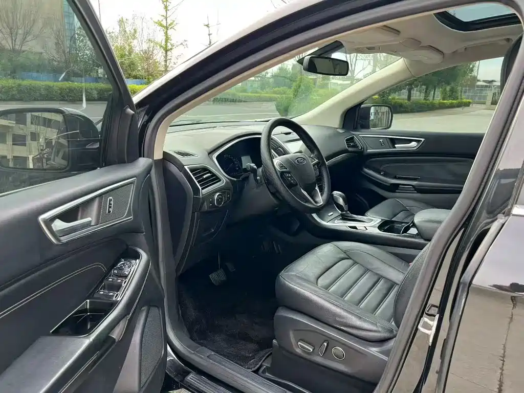 Edge EcoBoost 245 4 WD Grand Sharp 7-seat